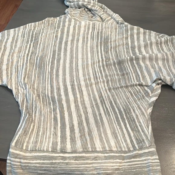 Hooded flows t shirt - Picture 2 of 2